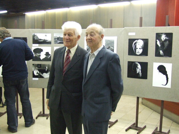Na výstave sa stretli fotografi Ambróz Gabčo z Považskej Bystrice a Čestmír Harníček z Trenčína
