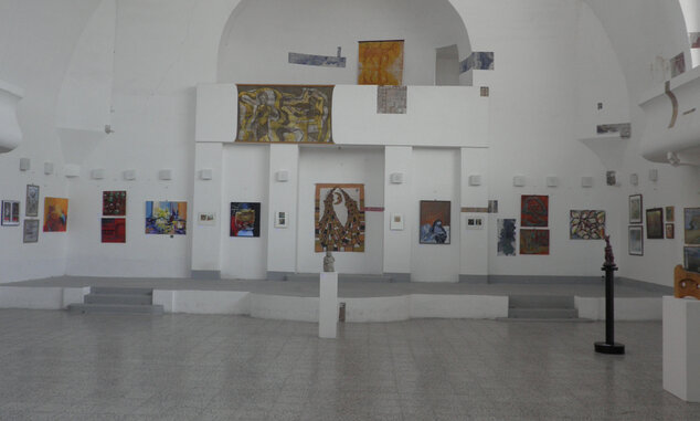 Z výstavy v Art centre synagóga. 