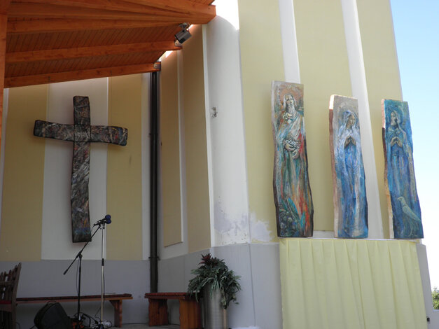 Triptych a oltárny kríž, autor – Juraj Oravec