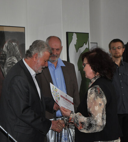 Ocenená autorka Viera Pasterková, čestné uznanie odovzdáva MUDr. Pavol Sedláček, MPH, predseda TSK.