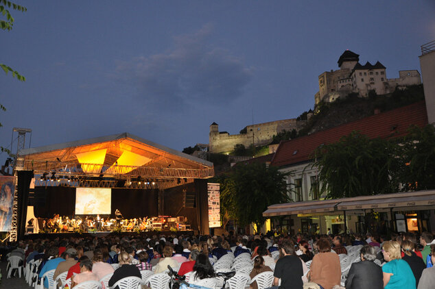 Sprievodné podujatie – benefičný koncert pod Trenčianskym hradom.