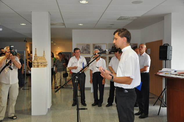 Výstavu otvoril Mgr. Igor Cingeľ, farár grécko-katolíckej farnosti Trenčín