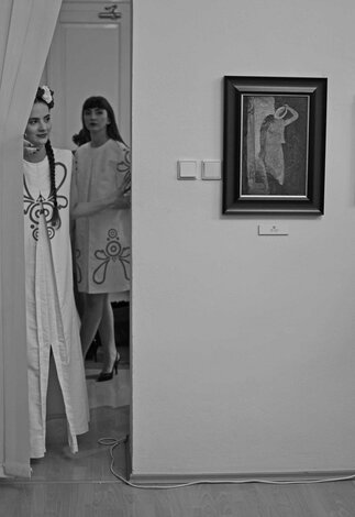 Ženy v galérii • módna prehliadka - m1