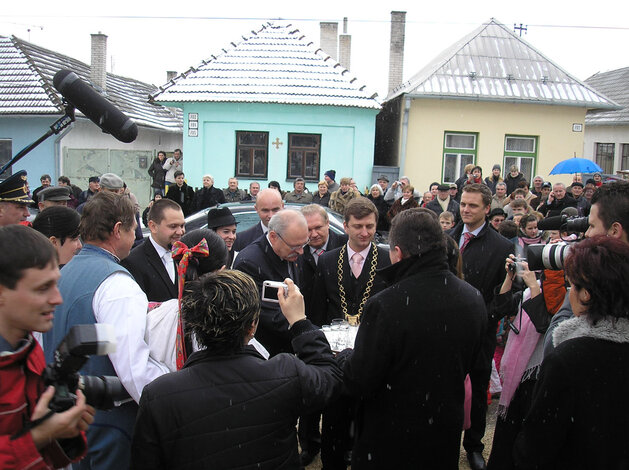 Privítanie prezidenta SR I. Gašparoviča v obci, ktorý prevzal záštitu nad spomienkovými oslavami