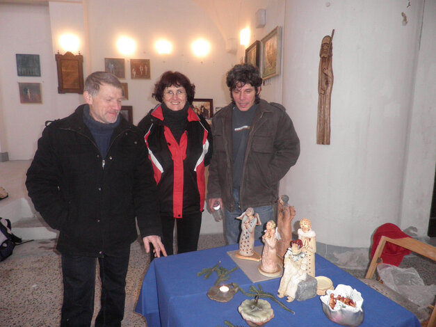 S. Lubina, H. Lojdlová a M. Gregor (zľava) a keramika Hildy Lojdlovej