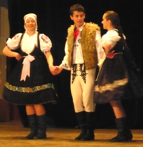 Mário Činčura, Lucia Satinová, Dominika Čviriková z FS Konôpka Dohňany, tanec Kožuch