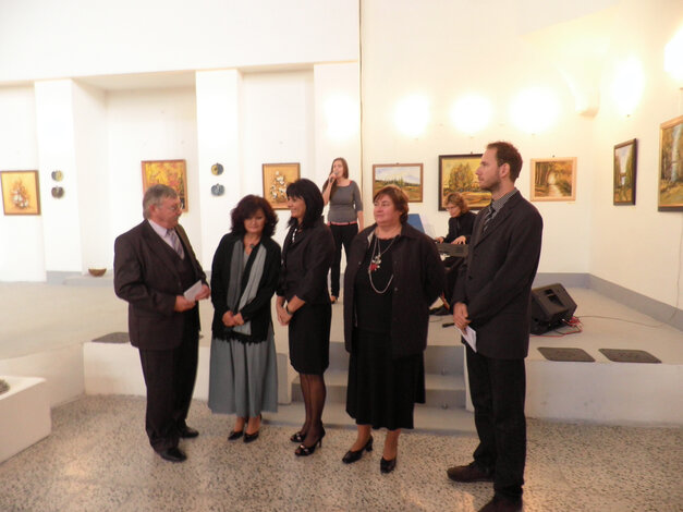 Zľava: Mgr. V. Zvalený, Lýdia Ivaňová, Lena Lukičová, Janka Fabová, Mgr. Ladislav Malast