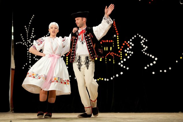 Sólisti tanečníci Marek Firic a Veronika Satinová z FS Konôpka Dohňany s programom Papuče