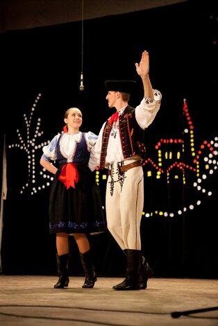 Sólisti tanečníci Tomáš Tinath a Dominika Čviriková z FS Konôpka Dohňany s programom Mazurka