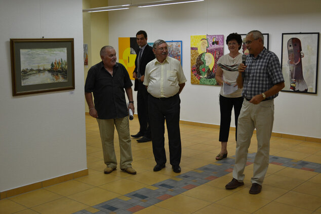 (predný rad zľava) Komisár výstavy Miroslav Potyka, Mgr. Vladimír Zvalený, riaditeľ TNOS, Janka Masárová, Jan Tluka vystavujúci autor