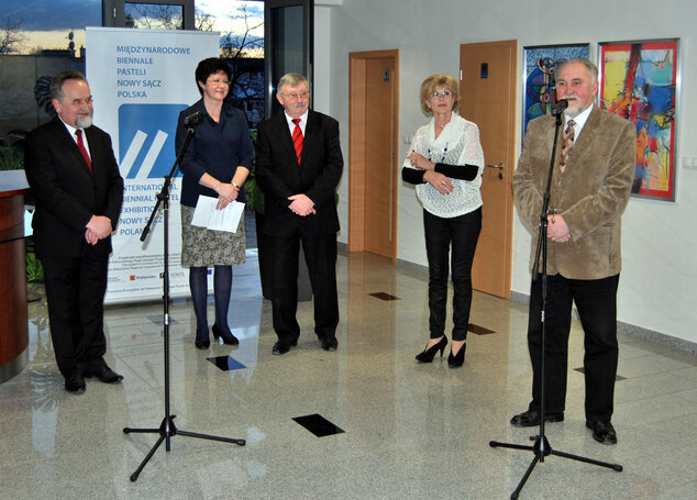 Zľava: Antoni Malczak, riaditeľ Malopoľského centra kultúry SOKOL; Mgr. Janka Masárová; Mgr. Vladimír Zvalený, riaditeľ TNOS v Trenčíne; Ing. Marta Šajbidorová, vedúca odboru kultúry TSK a Krzysztof Kuliś, prezident Asociácie poľských pastelistov a kurátor Bienále pastelu v rokoch 1987 – 2010