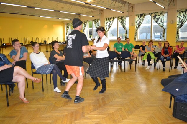 Semináre a workshopy v oblasti tradičného folklorizmu v roku 2017 - Tanec s Agy a Slavom (2)