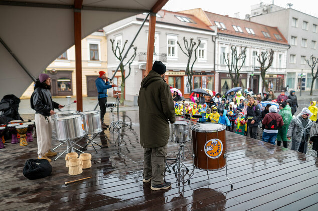 “bubnujeme, aby bolo deti lepšie počuť!“ - 27_zmensena