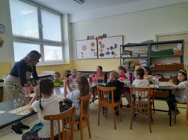 Tvorivé dotyky s remeslom – hrnčiarska dielnička - 20250929 134424