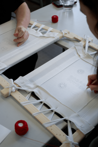 Workshop vyšívania krivou ihlou - dsc09898_optimized