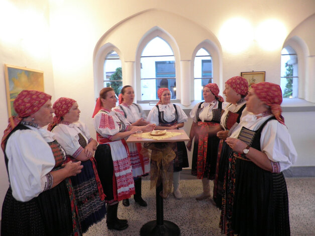 Speváčky Folklórnej skupiny Kubra ukončili program vernisáže