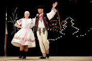 Sólisti tanečníci Marek Firic a Veronika Satinová z FS Konôpka Dohňany s programom Papuče