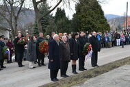 Pietny akt položenia vencov a kvetov k pomníku padlých a umučených v Cetune (2)