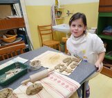 Tvorivé dotyky s remeslom – hrnčiarska dielnička - 20251006_141710